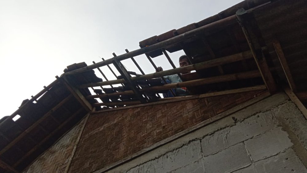 Puting Beliung Terjang Sukabumi: Puluhan Rumah Rusak, Warga Mengungsi