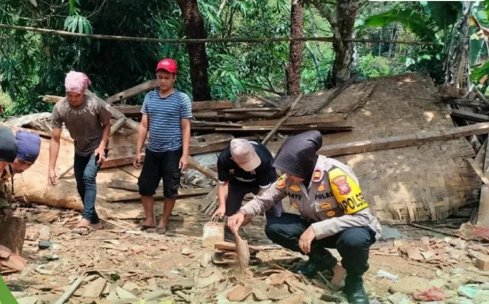 Polisi di Sukabumi Robohkan Rumah Reyot Milik Nenek Juariah untuk Dibangun Kembali