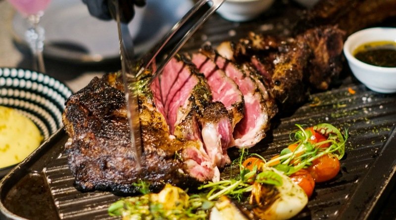 Cutt & Grill Terima Penghargaan 'Best Premium Steakhouse 2024'
