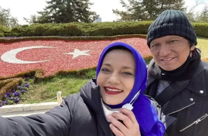 Tangis Ikang Fawzi Antarkan Jenazah Marissa Haque