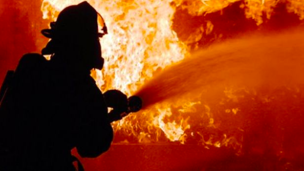 Bedeng di Pinggir Rel KA Priok Terbakar, Bajaj hingga Sepeda Listrik Hangus