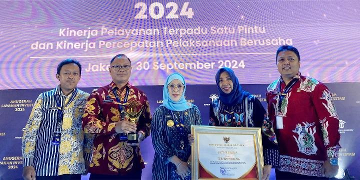 Pemkot Surabaya Raih Penghargaan Kota Predikat Terbaik Pertama dalam Layanan Investasi