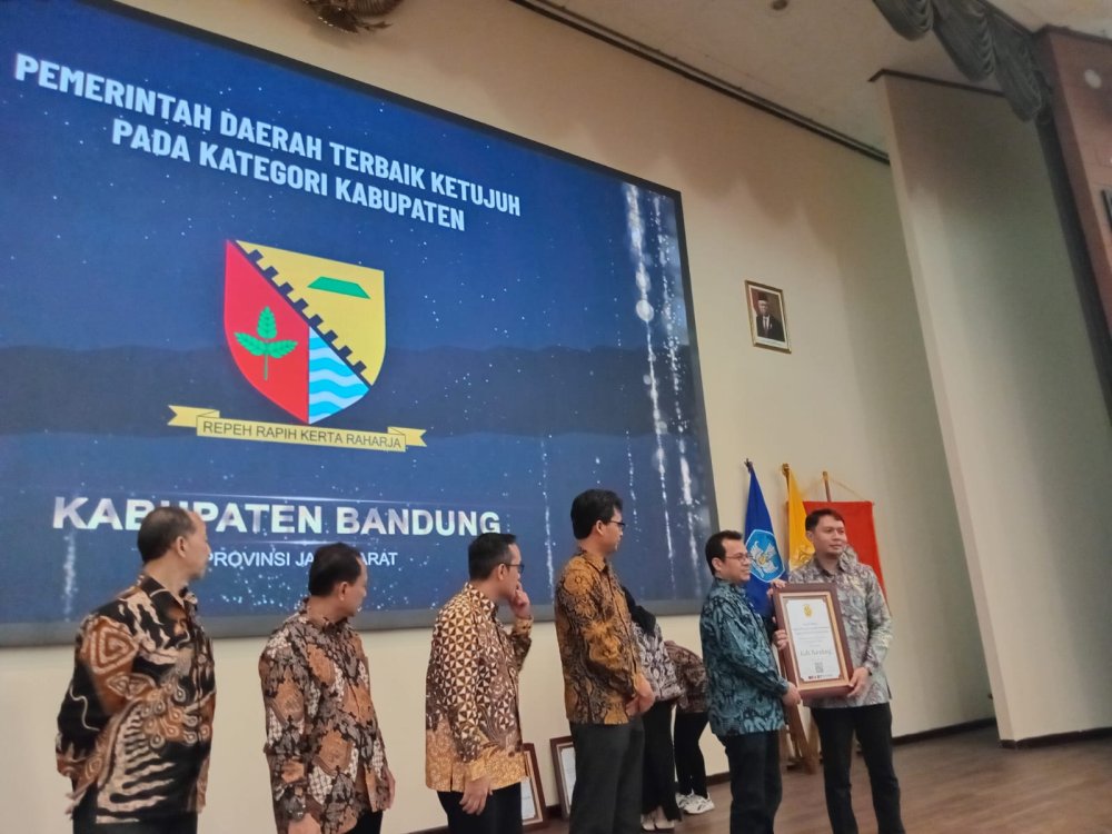Digelar UGM dan Kemenkominfo, Pemkab Bandung Raih Penghargaan GM-DTGI Award 2024