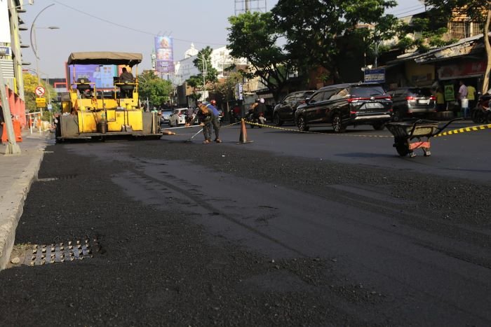 Pemkot Surabaya Segera Tuntaskan Pengaspalan Jalan dan Peninggian Jalan