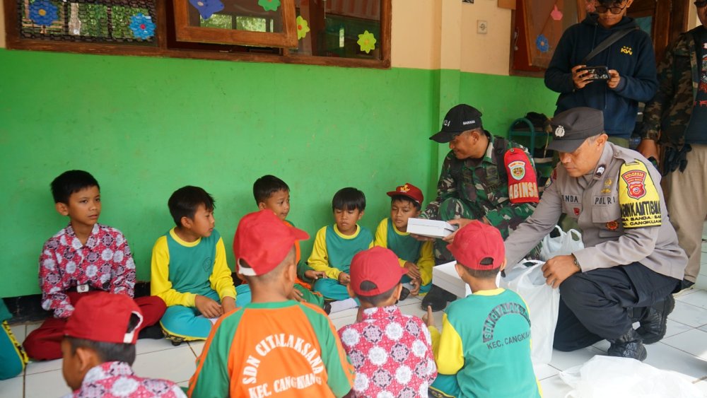Polresta Bandung Kembali Perkenalkan Makan Gratis di SDN Citalaksana, Kecamatan Cangkuang