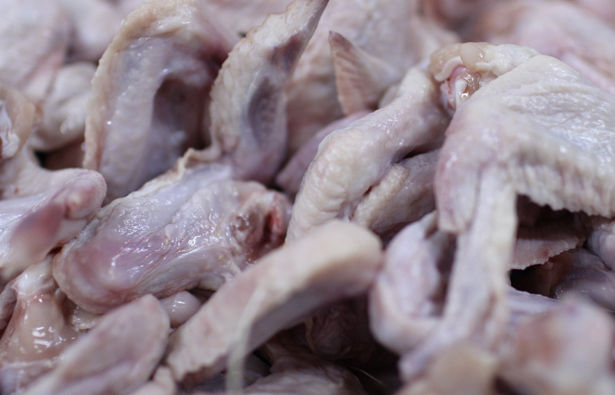 Jangan Cuci Ayam Mentah, Ini Bahaya yang Bisa Timbul