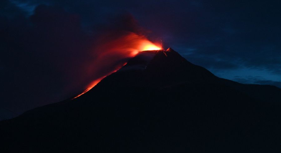 Erupsi Gunung Lewotobi Laki-laki: Sembilan Orang Tewas dan Banyak Rumah Terbakar di Flores Timur