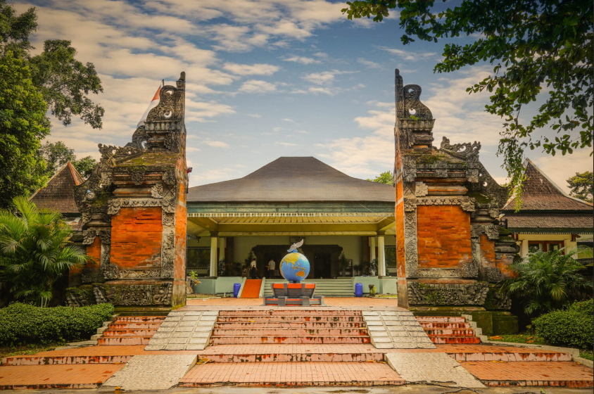 Museum Prangko Indonesia di TMII: Lokasi, Jam Buka, dan Harga Tiket Masuk