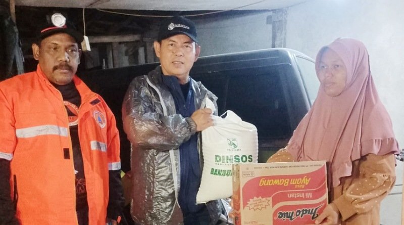 Camat Eef Salurkan Bantuan Terhadap Korban Longsor Tebing di Kp. Manggahang