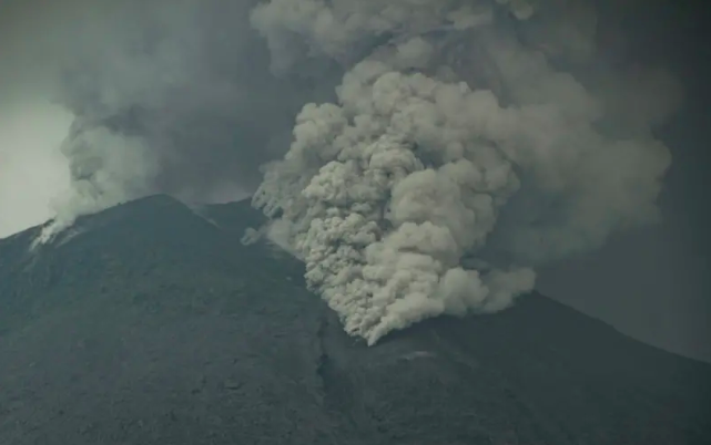 Hujan Abu Vulkanik Terjadi di Sekitar Gunung Lewotobi Laki-laki