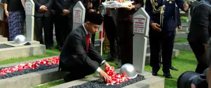 Usai Pimpin Upacara, Gibran Tabur Bunga ke Sejumlah Makam Pahlawan
