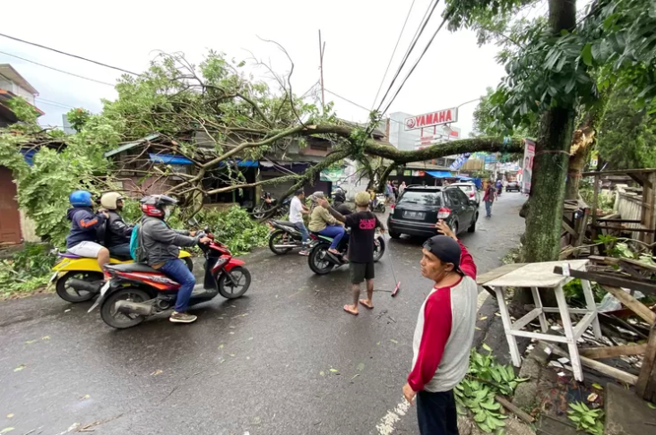 BPBD Catat 131 Rumah di Kota Cimahi Rusak Disapu Bencana Hujan Badai