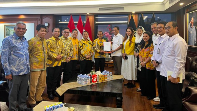 Bahlil Terima SK Kepengurusan Partai Golkar dari Kemenkum