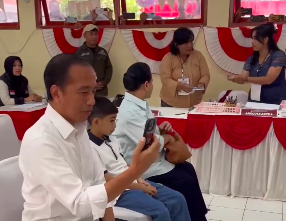 Ditemani Jan Ethes, Begini Momen Jokowi Saat Nyoblos di TPS Solo