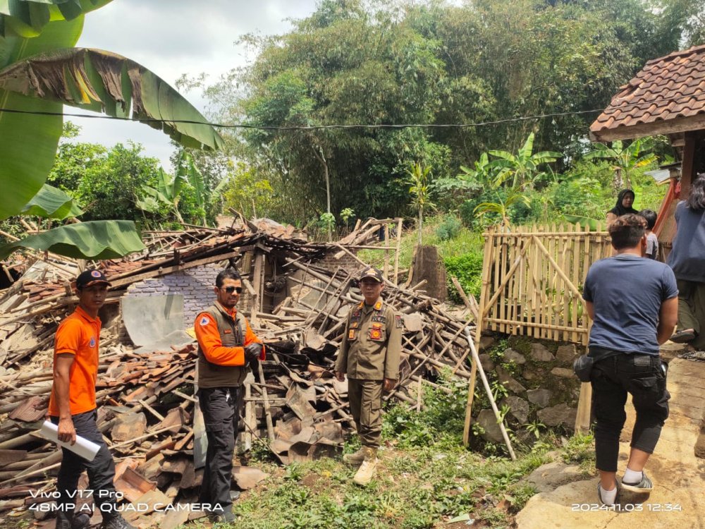 Diterjang Angin Kencang disertai Hujan Deras, BPBD Kabupaten Bandung Tangani Sejumlah Rumah Alami Kerusakan