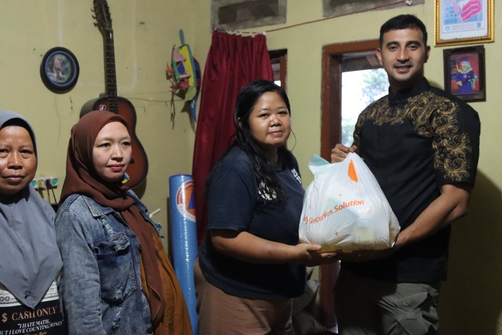 Mendapat Informasi Ada Rumah Ambruk di Desa Mekarjaya Arjasari, Cawabup Ali Syakieb Langsung Turun ke Lapangan