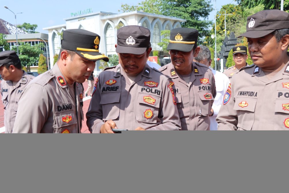 Pastikan Tidak Ada Aplikasi Judi Online, Wakapolres Gresik Cek HP Anggotanya Setelah Apel