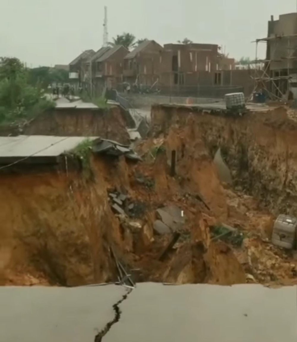Jalan Terpurus Antara Penghubung Kabupaten Tangerang dan Bogor Diakibatkan Longsor
