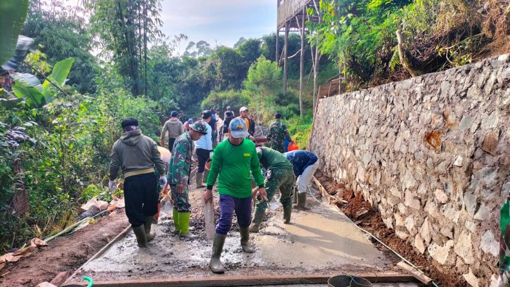 Pemkab Bandung bersama TNI dan Masyarakat Kolaborasi Bangun Peningkatan Infrastruktur Perdesaan