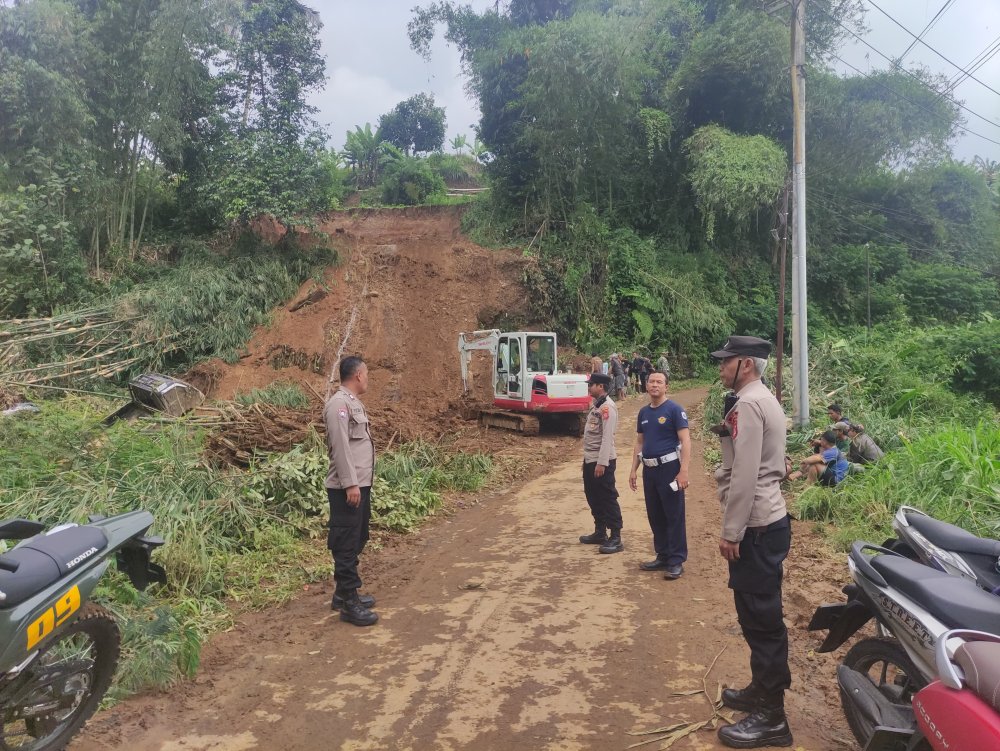 Sempat Tertimbun Longsor, Jalan Penghubung Desa di Sukabumi Dapat Dilalui Lagi