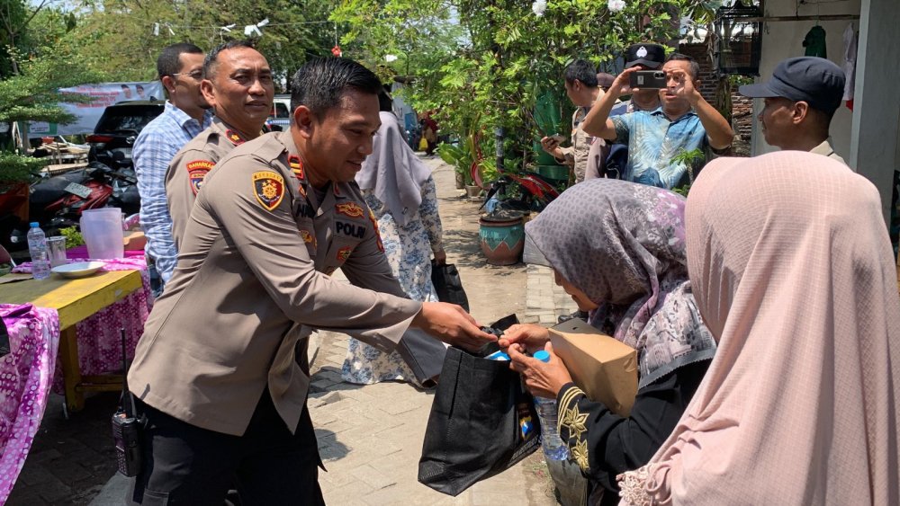 Jumat Berkah, Polsek Gunung Anyar Bagikan Ratusan Paket Sembako Untuk Warga Kampung Nelayan