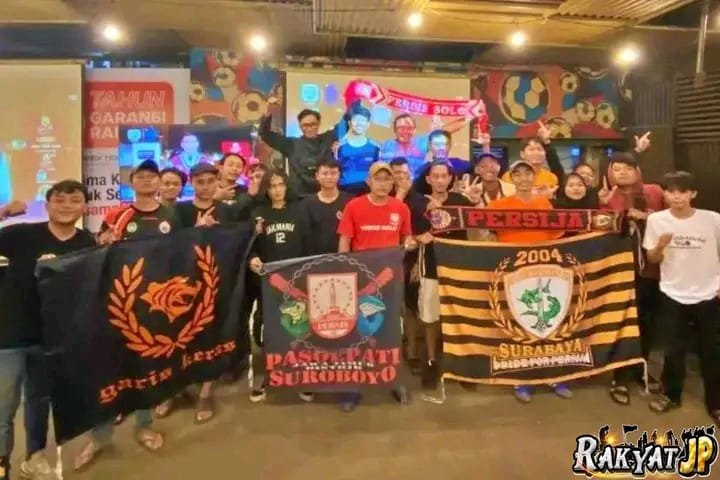 Kloter Pertama The Jak Tiba di Surabaya, Bonek Sambut Hangat Jelang Laga Persebaya vs Persija: Seduluran Sampai Mati