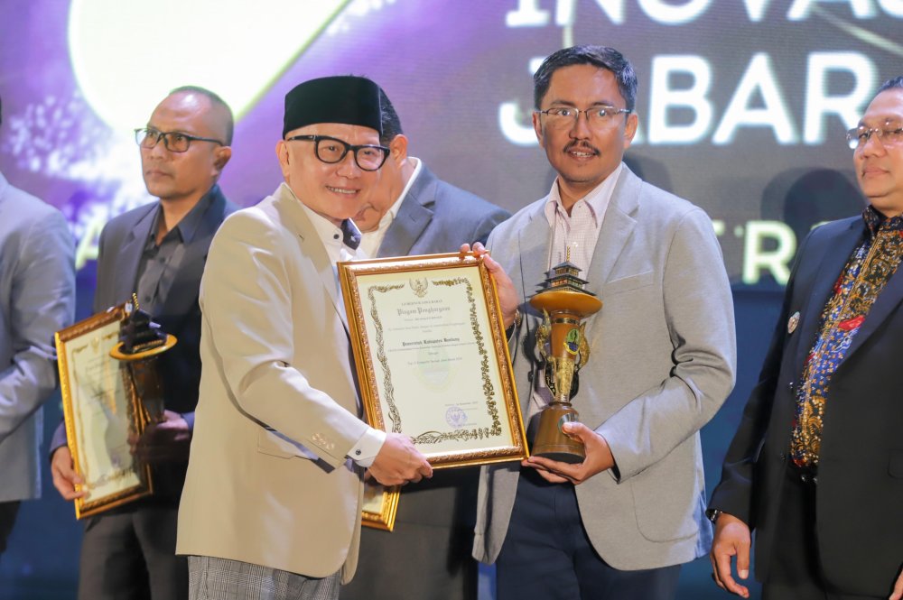 Pemkab Bandung Diganjar Penghargaan Pengirim Inovasi Terbanyak dan Top 15 KIJB 2024 Oleh Pj. Gubernur Jawa Barat