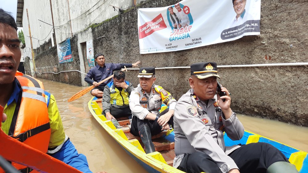 Wakapolresta Bandung Tinjau Lokasi Banjir di Kecamatan Dayeuhkolot