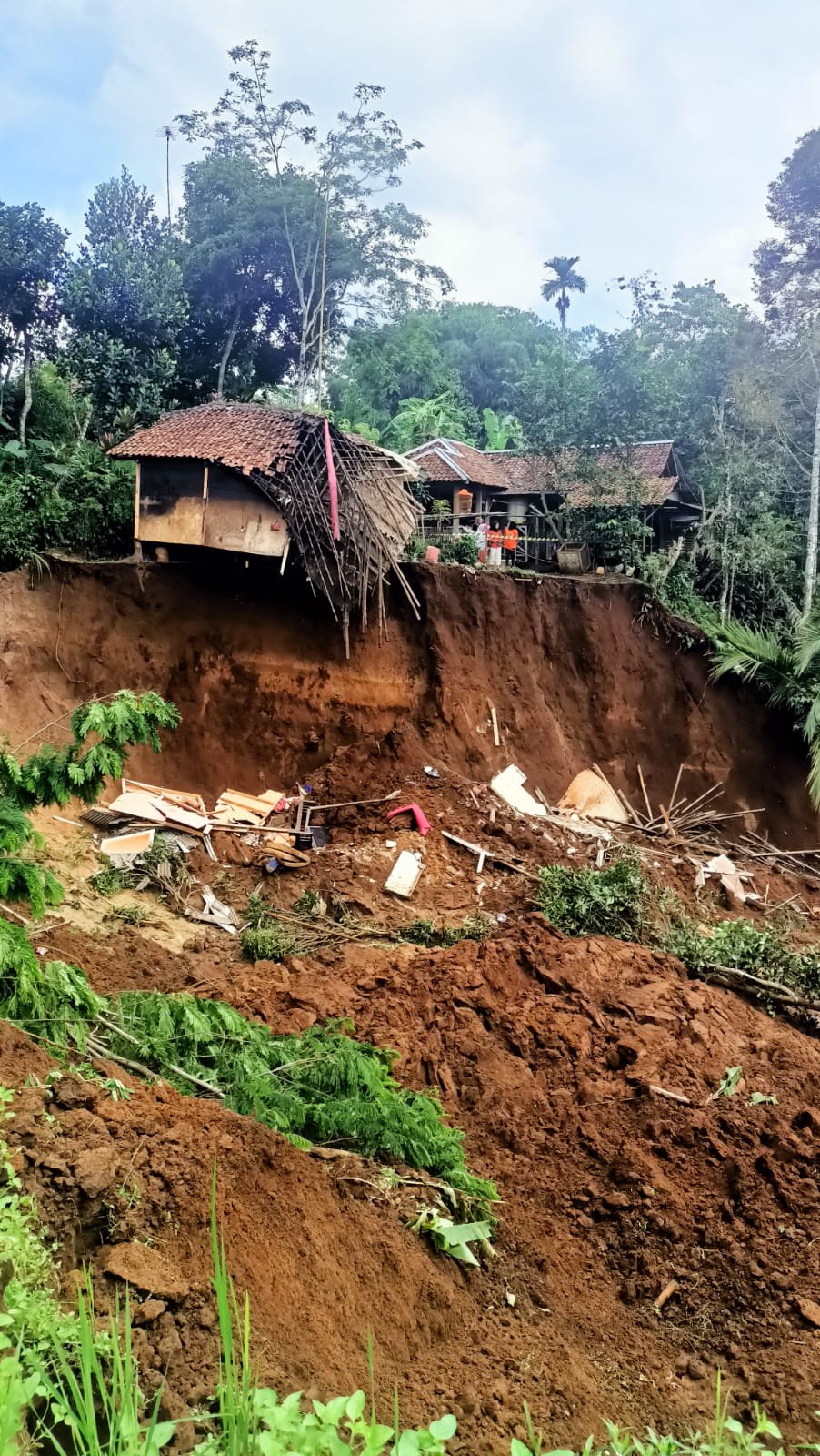 Longsor Rusak Rumah di Sukabumi, Belasan Orang Mengungsi