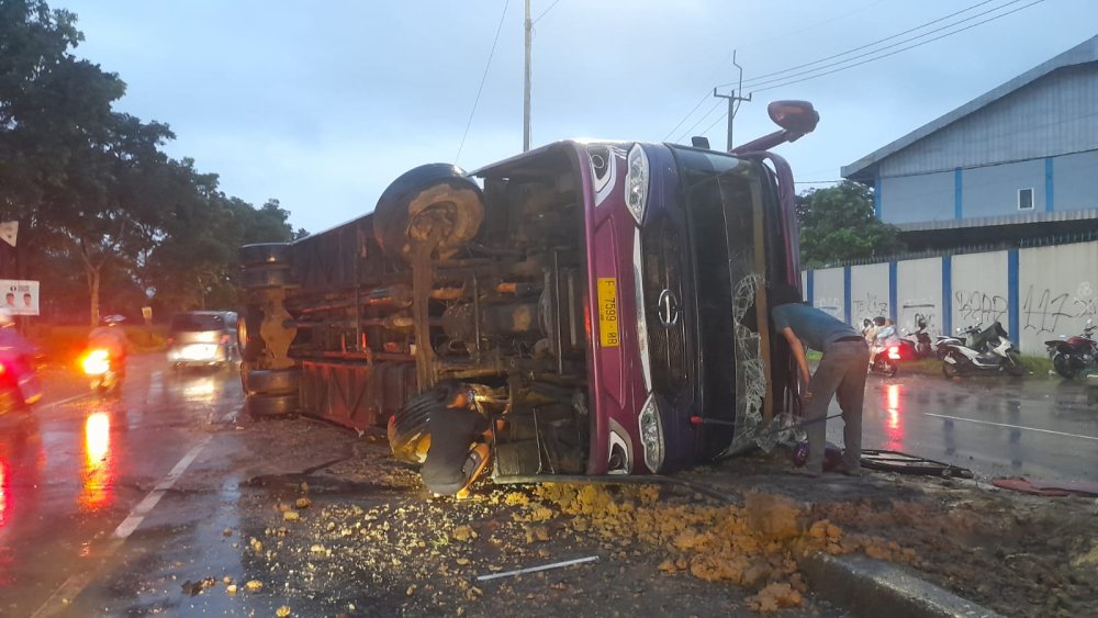 Bus Jurusan Sukabumi-Bekasi Terbalik di Jalan Lingsel, 10 Orang Luka-luka