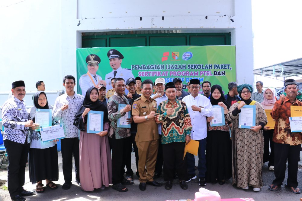 Bupati Dadang Supriatna Serahkan Ijazah Paket A, B dan C, serta Sertifikat PTSL dan Insentif RT/RW di Desa Lengkong