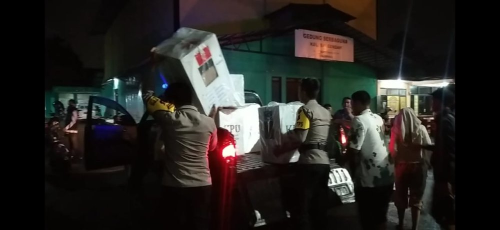 Akses Jalan Banjir, Polsek Baleendah Bantu Evakuasi Kotak dan Surat Suara dari TPS ke Gudang PPS