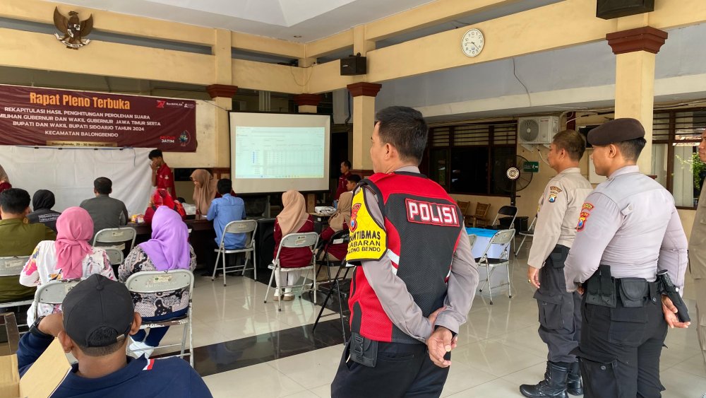 Polsek Balongbendo Melaksanakan Pengamanan Ketat Rapat Pleno Terbuka