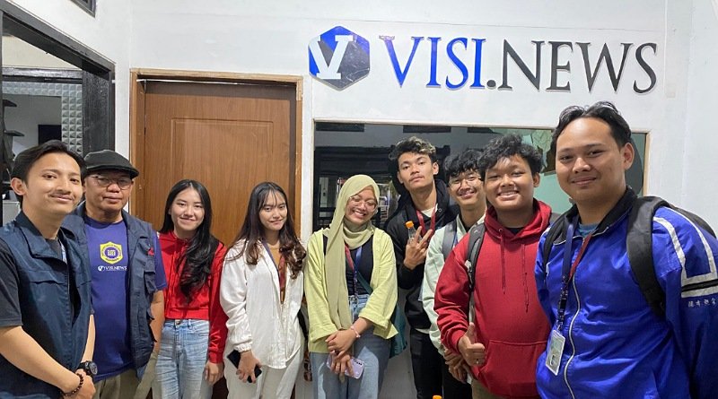 Mahasiswa Unibi Kota Bandung Kunjungi Dapur Redaksi VISI.NEWS