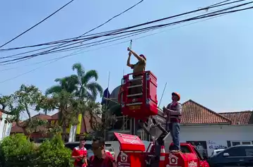 Dianggap Ganggu Pemandangan, 18 Kabel Udara di Bandung Dipotong