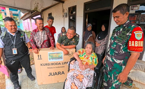 Dinsos Serahkan Bantuan Kursi Roda untuk 2 Warga Pamulihan