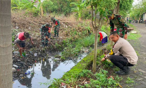 Antisipasi Banjir, Anggota Polsek Buduran dan Koramil Buduran Bersama Warga Kerja Bakti Bersihkan Sungai