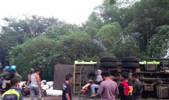 Dua Truk Terguling di Jalan Cirebon-Bandung, Jalur Terhambat Total