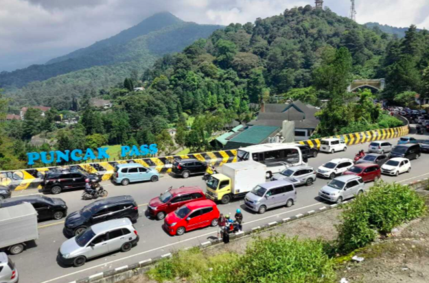 H+2 Lebaran, Jalur Puncak Diberlakukan One Way