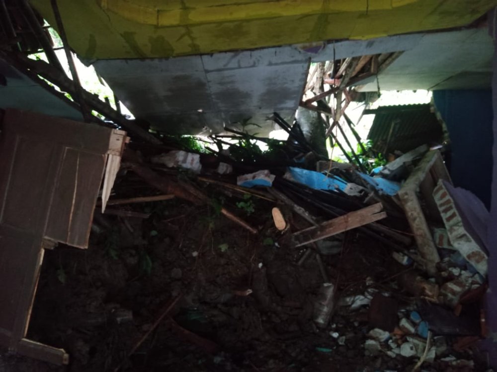 Rumah Rusak Diterjang Longsor, Warga Simpenan Sukabumi Mengungsi