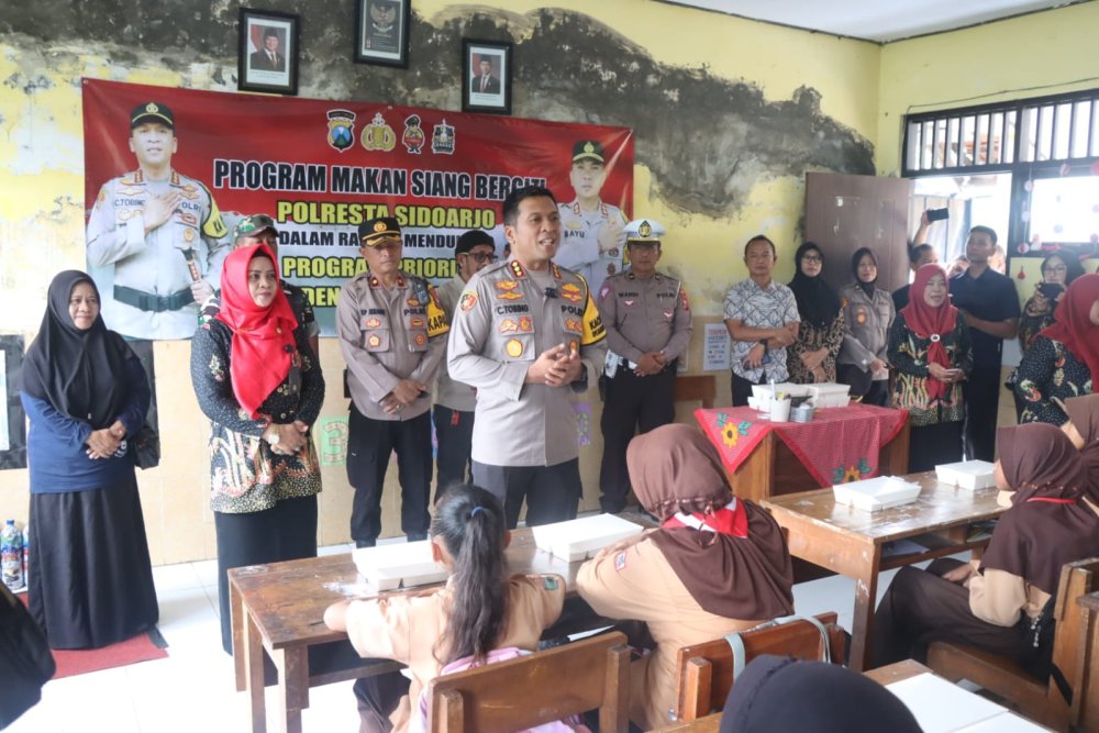 Polresta Sidoarjo Bagikan Makan Siang Bergizi untuk Pelajar TK dan SD