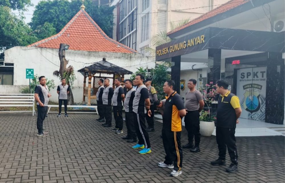 Kapolsek Gunung Anyar Memimpin Personil Olahraga Pagi