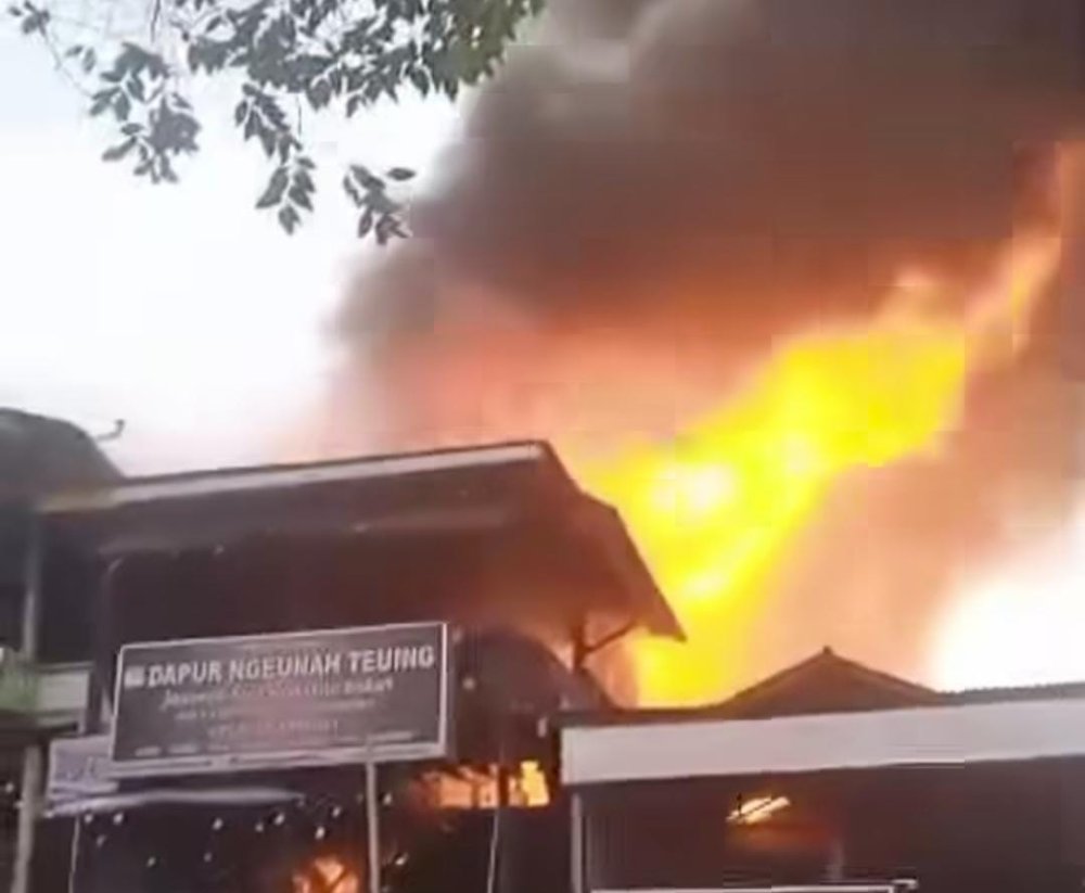 Kebakaran Hanguskan RM Dapur Ngeunah Teuing di Subang