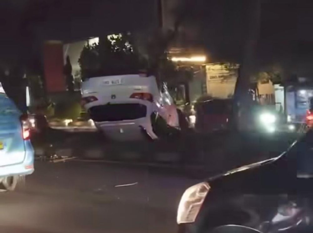 Mobil Terlibat Kecelakaan di Jl Soekarno Hatta hingga Terbalik, Warganet Soroti Penerangan Jalan yang Minim