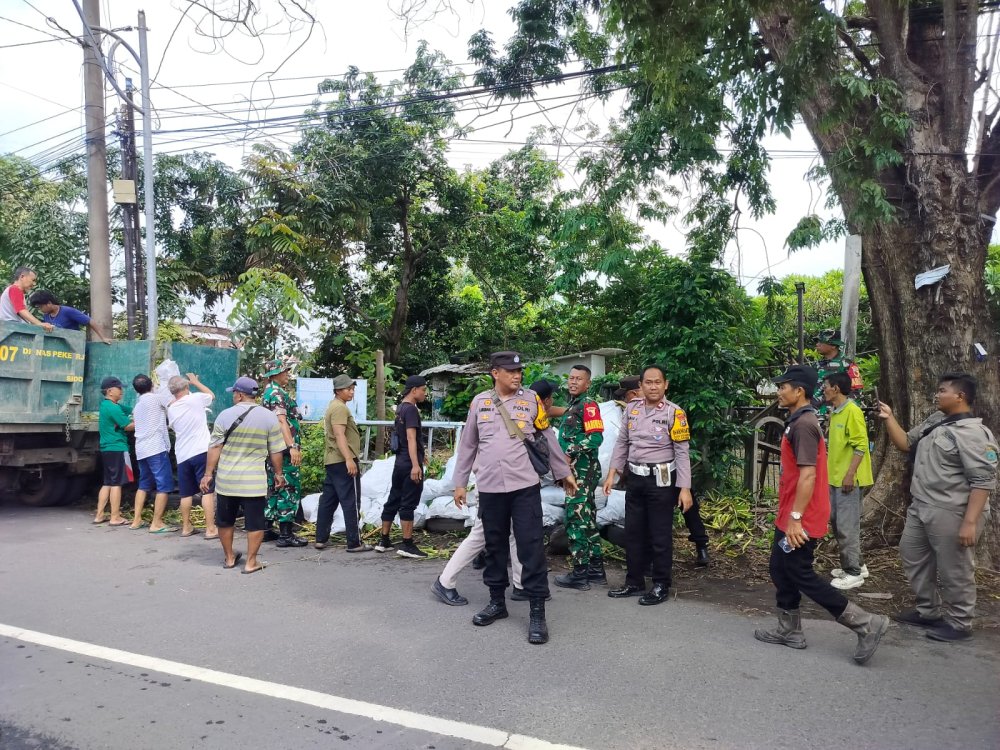 Cegah Banjir, Bersama Bersihkan Sungai Desa Sekardangan dari Enceng Gondok