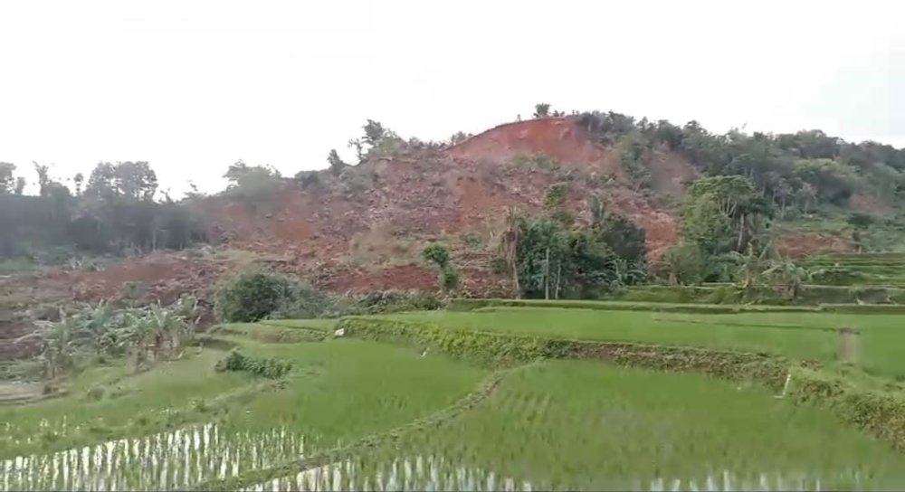 Gunung Garu Longsor, Puluhan KK di Desa Sirnasari Sukabumi Mengungsi