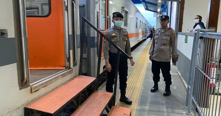 Personel Polda Jabar Cek Stasiun Kereta di Bandung Jelang Nataru