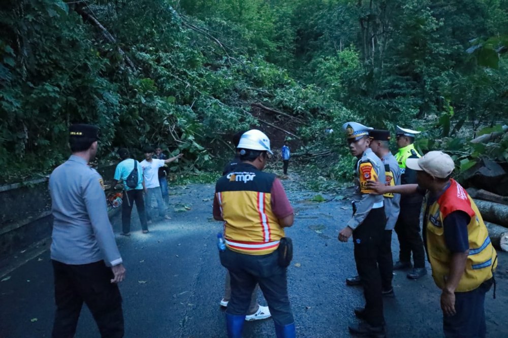 Longsor Tutup Jalan Bagbagan - Kiara Dua, Masyarakat Diimbau Gunakan Jalur Nyalindung dan Jampang Tengah