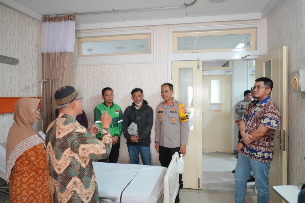 Polresta Bandung Bersama Perwakilan Ojol Berikan Bantuan Kepada Korban Kekerasan