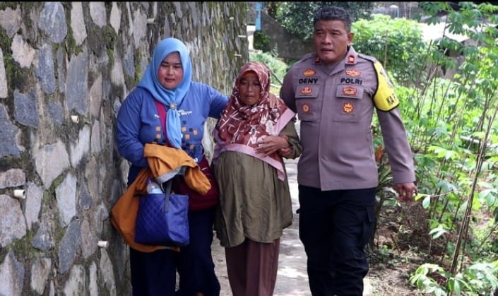Polsek Ibun Fasilitasi Warga yang Kesulitan Transportasi untuk Cuci Darah